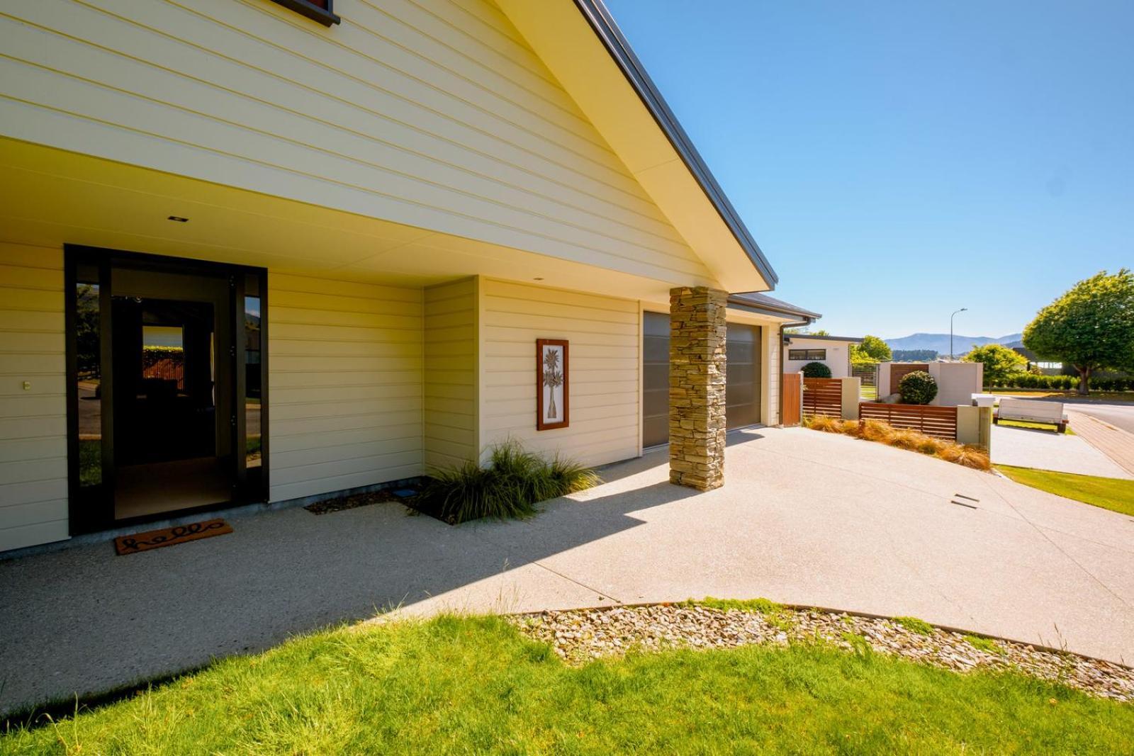 Roys Bay Lodge - Wanaka Holiday Home ภายนอก รูปภาพ